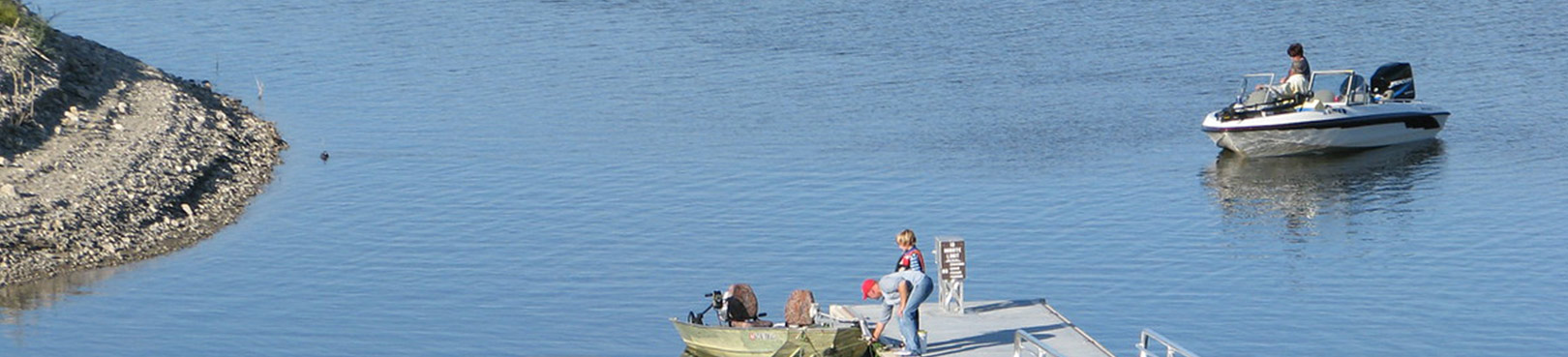 People loading their boat at the main Alamo Lake boat dock with another boat pulling up to the other side of the dock.
