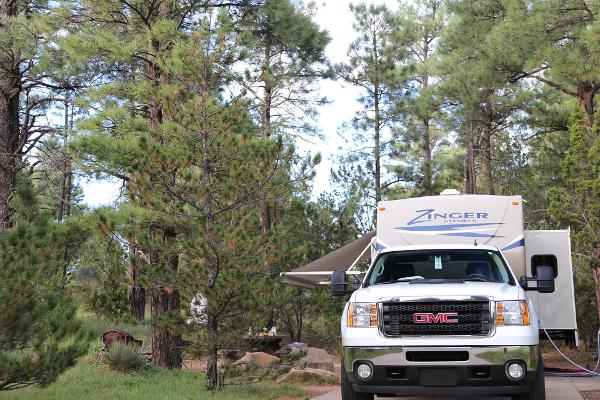 An RV parked at the Fool Hollow Lake Campground